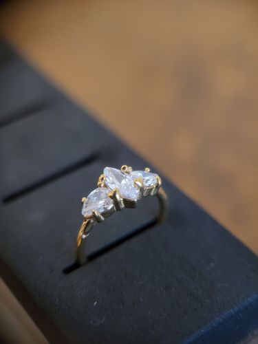 Ein Ring in der Stärke 1.2mm. Er hat ein Clicksystem und ist somit ohne Werkzeug einfach zu öffnen und zu verschließen. STEEL HINGED RING - Surgical Steel 316L – PVD Gold beschichtet Cubic Zirconia