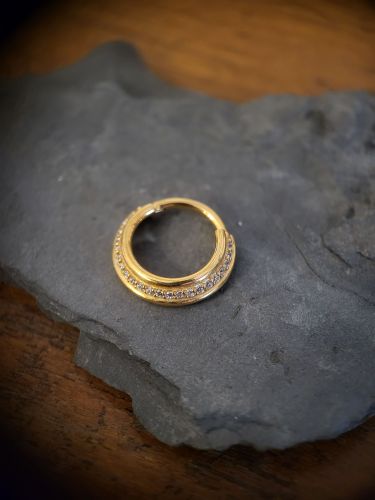 Wunderschöner Clicker, einfach mit den Fingern zu öffnen und zu schließen. Perfekt für Septum und auch an einigen Stellen am Ohr. GOLD PVD SS316L JEWELLED HINGED RING - Cubic Zirconia - Gold PVD Surgical Steel 316L