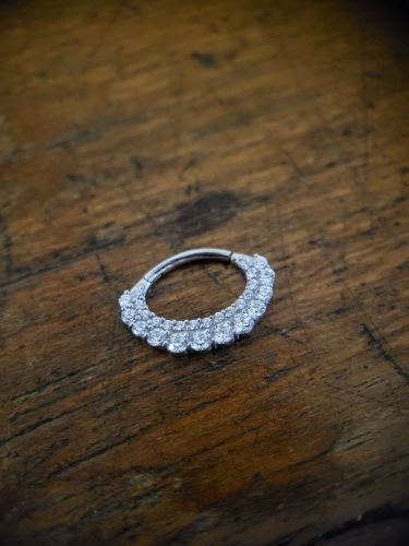Material CoCr NF - Perfekt für Ohrpiercings oder Septum. - Dank Clicker Technik einfach mit den Fingern zu öffnen und zu schließen. Die hochwertigen Premium Zirconia sind mit der Hand gesetzt.