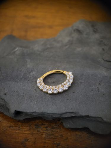 PVD CoCr NF beschichtet. Perfekt für Ohrpiercings oder Septum. - Dank Clicker Technik einfach mit den Fingern zu öffnen und zu schließen. Die hochwertigen Premium Zirconia sind mit der Hand gesetzt.