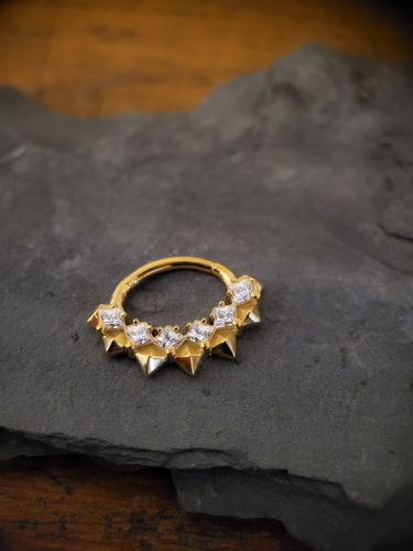 PVD CoCr NF beschichtet. Perfekt für Ohrpiercings oder Septum. - Dank Clicker Technik einfach mit den Fingern zu öffnen und zu schließen. Die hochwertigen Premium Zirconia sind mit der Hand gesetzt.