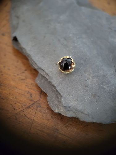 Kira 18 Karat Gelbgold Aufsatz, geeignet für Labrets mit 1,2mm Innengewinde. Der Aufsatz ist mit einem Rauchquarz versehen. Alle Steine sind von Danila handverlesen bei einem renommierten Edelsteinhändler in Hatton Garden, London.