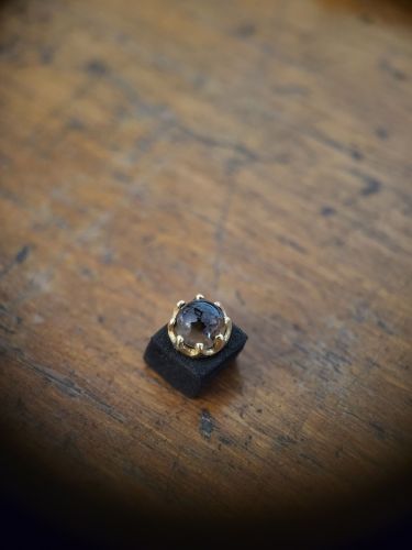 Kira 18 Karat Gelbgold Aufsatz, geeignet für Labrets mit 1,2mm Innengewinde. Der Aufsatz ist mit einem Rauchquarz versehen. Alle Steine sind von Danila handverlesen bei einem renommierten Edelsteinhändler in Hatton Garden, London.