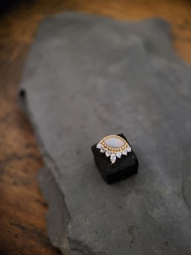 Der Enchant Aufsatz präsentiert einen echten Opal als Herzstück mit wunderschönen, funkelnden Zirkonen.
