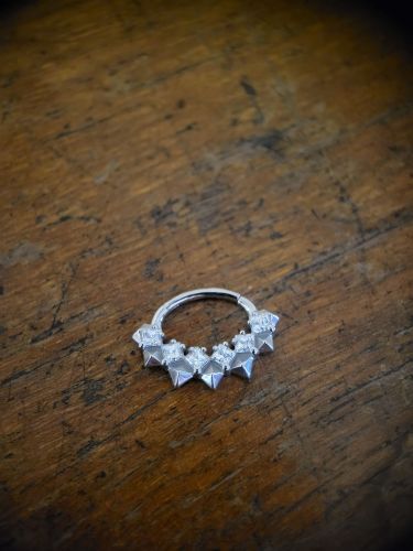 Material CoCr NF - Perfekt für Ohrpiercings oder Septum. - Dank Clicker Technik einfach mit den Fingern zu öffnen und zu schließen. Die hochwertigen Premium Zirconia sind mit der Hand gesetzt.