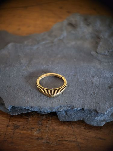 Wunderschön für Septum oder Daith - einfach mit der Hand zu öffnen und zu schließen - Surgical Steel 316L - . PVD 24K Gold beschichtet.