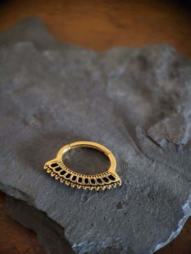 Ovaler Clicker aus Stahl in der Stärke von 1.2 mm. Optimal für Septum oder Ohrknorpelpiercings z.B.Daith.