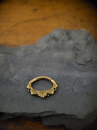 Wunderschön für Septum oder Daith - einfach mit der Hand zu öffnen und zu schließen - Surgical Steel 316L - . PVD 24K Gold beschichtet.