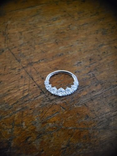 Material CoCr NF - Perfekt für Ohrpiercings oder Septum. - Dank Clicker Technik einfach mit den Fingern zu öffnen und zu schließen. Die hochwertigen Premium Zirconia sind mit der Hand gesetzt.