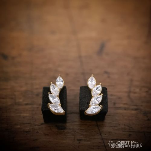 Dieser wunderschöne Aufsatz hat ein externes Gewinde mit 0.8mm Außengewinde. Handpoliert und mit Cubic Zirconia besetzt.