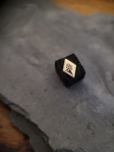 Der Etoile ist eine dunkle Variante des klassischen Starburst-Designs aus den 60er Jahren mit einer handgefertigten Ätzung, die einen schwarzen Diamantsolitär umgibt. Hergestellt aus massivem 14-karätigem Gold.
