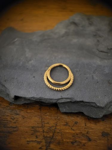 Unser Double Twisted Septum Clicker ist aus hochwertigem Edelstahl hergestellt und ist ideal für dein Septum Piercing geeignet.