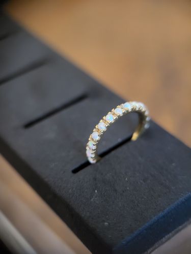 Runder Clicker in der Stärke 1.2 mm. Er ist mit Opal Steinen besetzt. Optimal für Ohrpiercings oder Septum. GOLD PVD SS316L JEWELLED CLICKER WITH OPAL (PRONG SETTING) - Lab Created Opal - Surgical Steel 316L - handpoliert