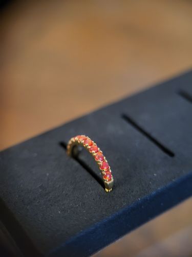 Runder Clicker in der Stärke 1.2 mm. Er ist mit Opal Steinen besetzt. Optimal für Ohrpiercings oder Septum. GOLD PVD SS316L JEWELLED CLICKER WITH OPAL (PRONG SETTING) - Lab Created Opal - Surgical Steel 316L - handpoliert