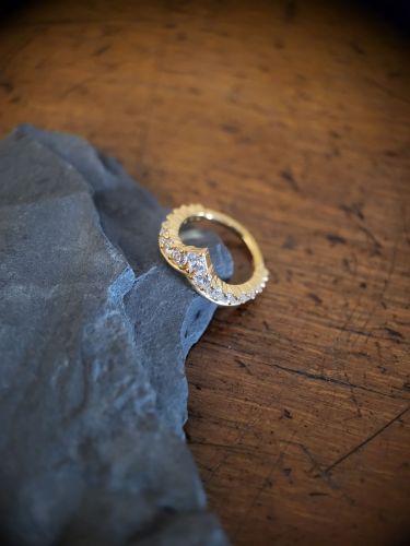 Perfekt für Ohrpiercings. Der Clicker ist einfach mit den Fingern zu öffnen und zu schließen. Das hochwertige Schmuckstück ist mit Premium Zirconia besetzt (Pave Setting). Handpoliert und im Anschluss mit 24K Gold PVD beschichtet.
