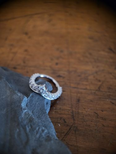 Perfekt für Ohrpiercings. Der Clicker ist einfach mit den Fingern zu öffnen und zu schließen. Das hochwertige Schmuckstück ist mit Premium Zirconia besetzt (Pave Setting). Handpoliert