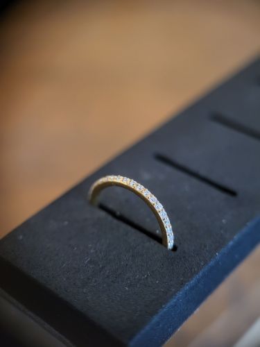 Perfekt für Ohrpiercings und ab 11mm auch für Conch Piercings in der Regel geeignet - Der Clicker ist einfach mit den Fingern zu öffnen und zu schließen. Das hochwertige Schmuckstück ist mit Premium Zirconia besetzt (Pave Setting). Handpoliert und im Anschluss mit 24K Gold PVD beschichtet.