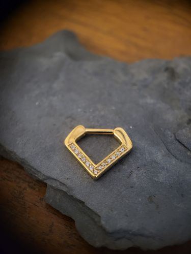 Wunderschöner Septum Schmuck in V Form mit Cubic Zirkonia, gesetzt in Marquise Optik. Die Beschichtung des Chirurgen Stahls ist mit 24K Echtgold erfolgt. Hochwertiger Schmuck - zu günstigem Preis.