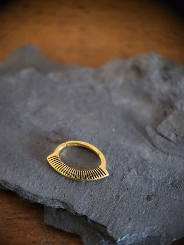 Wunderschön für Septum oder Daith - einfach mit der Hand zu öffnen und zu schließen - Surgical Steel 316L - . PVD 24K Gold beschichtet.