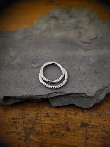Unser Double Twisted Septum Clicker ist aus hochwertigem Edelstahl hergestellt und ist ideal für dein Septum Piercing geeignet.