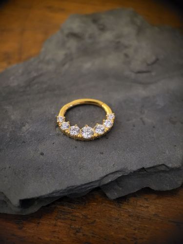 PVD CoCr NF beschichtet. Perfekt für Ohrpiercings oder Septum. - Dank Clicker Technik einfach mit den Fingern zu öffnen und zu schließen. Die hochwertigen Premium Zirconia sind mit der Hand gesetzt.