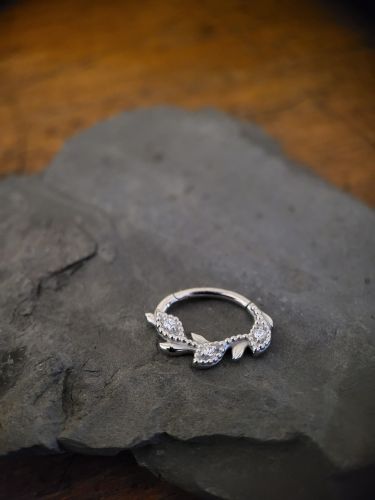 Material CoCr NF - Perfekt für Ohrpiercings oder Septum. - Dank Clicker Technik einfach mit den Fingern zu öffnen und zu schließen. Die hochwertigen Premium Zirconia sind mit der Hand gesetzt.