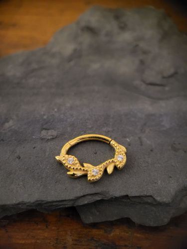 PVD CoCr NF beschichtet. Perfekt für Ohrpiercings oder Septum. - Dank Clicker Technik einfach mit den Fingern zu öffnen und zu schließen. Die hochwertigen Premium Zirconia sind mit der Hand gesetzt.