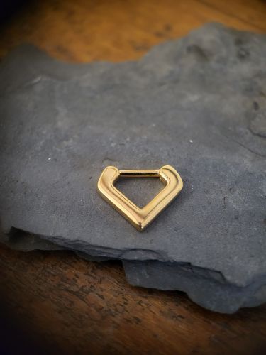 Wunderschöner Septum Schmuck in V Form. Die Beschichtung des Chirurgen Stahls ist mit 24K Echtgold erfolgt.