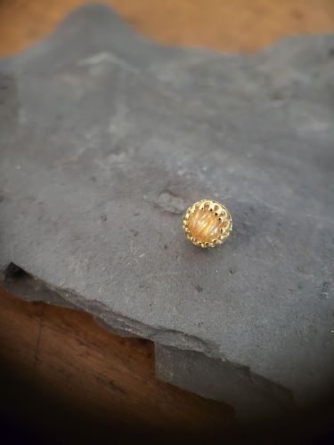 Pan 18 Karat Gelbgold Aufsatz, geeignet für Labrets mit 1,2mm Innengewinde. Der Aufsatz ist mit einem Rutil Quartz versehen. Alle Steine sind von Danila handverlesen bei einem renommierten Edelsteinhändler in Hatton Garden, London.