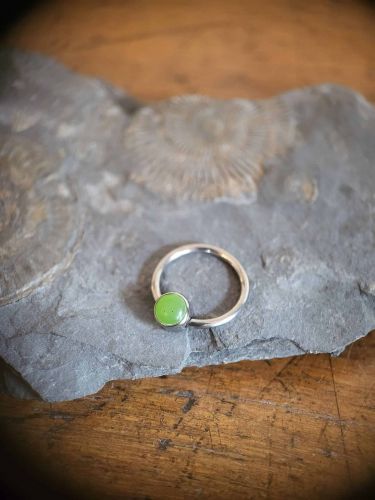 Hochwertig gefasste Jade, die durch ihre frontale Ausrichtung Ideal für Septum oder Daith Piercings ist.
