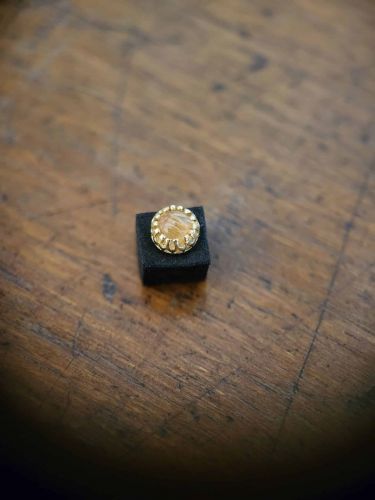 Pan 18 Karat Gelbgold Aufsatz, geeignet für Labrets mit 1,2mm Innengewinde. Der Aufsatz ist mit einem Rutil Quartz versehen. Alle Steine sind von Danila handverlesen bei einem renommierten Edelsteinhändler in Hatton Garden, London.