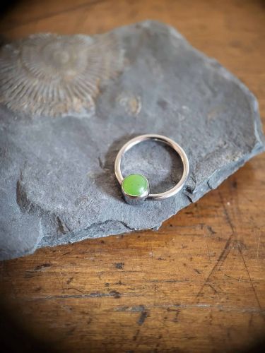 Hochwertig gefasste Jade, die durch ihre frontale Ausrichtung Ideal für Septum oder Daith Piercings ist.