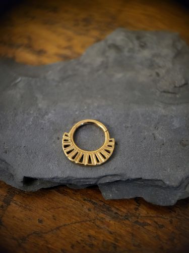 Unser Ethno Septum Clicker ist aus hochwertigem Edelstahl hergestellt und ist ideal für dein Septum Piercing geeignet. Getoppt wird es durch das super schicke und einzigartige Design mit wunderschönen Cut Outs in verschiedenen Größen.