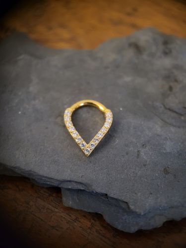 73.1_V-förmiger Septumring Gold PVD mit Premium Zirkonia 1