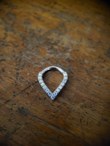 NICKELFREI HINGED SEGMENT RING mit Premium Zirkonia - CoCr NF - handpoliert - Als Clicker einfach mit der Hand zu öffnen und zu schließen