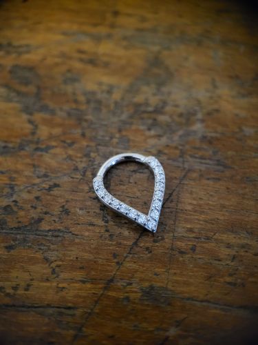 NICKELFREI HINGED SEGMENT RING mit Premium Zirkonia - CoCr NF - handpoliert - Als Clicker einfach mit der Hand zu öffnen und zu schließen