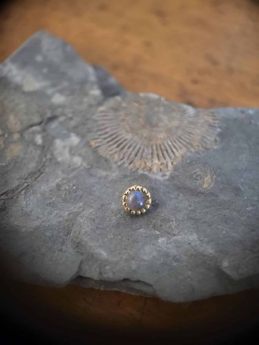Sam 18 Karat Gelbgold Aufsatz, geeignet für Labrets mit 0,9mm Innengeweinde. Der Aufsatz ist mit einem Labradorit versehen. Alle Steine sind von Danila handverlesen bei einem renommierten Edelsteinhändler in Hatton Garden, London.
