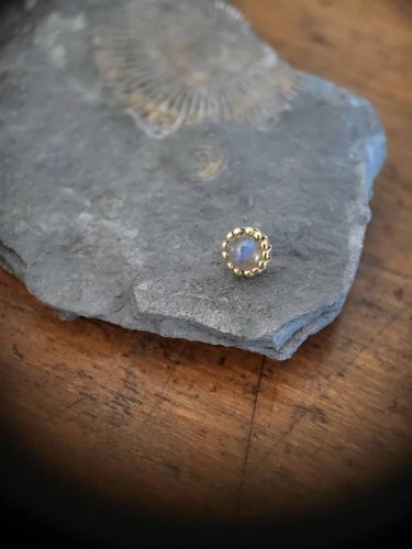 Sam 18 Karat Gelbgold Aufsatz, geeignet für Labrets mit 0,9mm Innengeweinde. Der Aufsatz ist mit einem Labradorit versehen. Alle Steine sind von Danila handverlesen bei einem renommierten Edelsteinhändler in Hatton Garden, London.