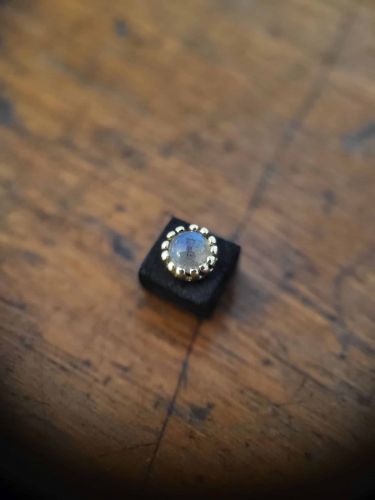 Sam 18 Karat Gelbgold Aufsatz, geeignet für Labrets mit 0,9mm Innengeweinde. Der Aufsatz ist mit einem Labradorit versehen. Alle Steine sind von Danila handverlesen bei einem renommierten Edelsteinhändler in Hatton Garden, London.