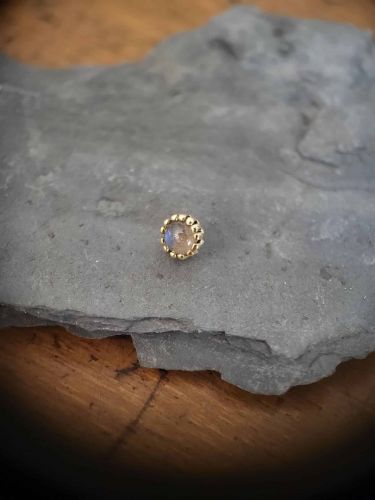 Sam 18 Karat Gelbgold Aufsatz, geeignet für Labrets mit 0,9mm Innengeweinde. Der Aufsatz ist mit einem Labradorit versehen. Alle Steine sind von Danila handverlesen bei einem renommierten Edelsteinhändler in Hatton Garden, London.