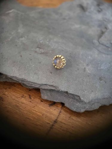 Sam 18 Karat Gelbgold Aufsatz, geeignet für Labrets mit 0,9mm Innengeweinde. Der Aufsatz ist mit einem Labradorit versehen. Alle Steine sind von Danila handverlesen bei einem renommierten Edelsteinhändler in Hatton Garden, London.