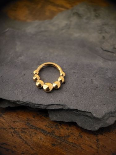 Unser Flat Balls Septum Clicker ist aus hochwertigem Edelstahl hergestellt und ist ideal für dein Septum Piercing geeignet.