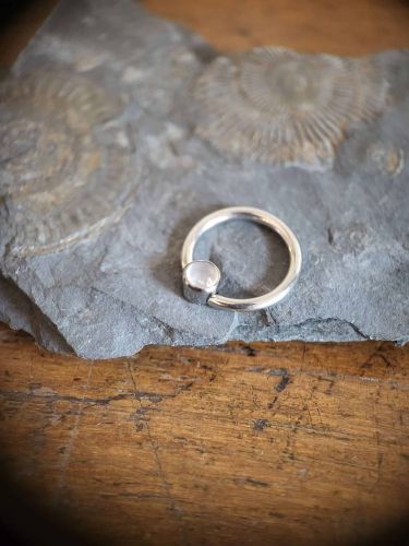 Hochwertig gefasster Mondstein, der durch seine frontale Ausrichtung Ideal für Septum oder Daith Piercings ist.