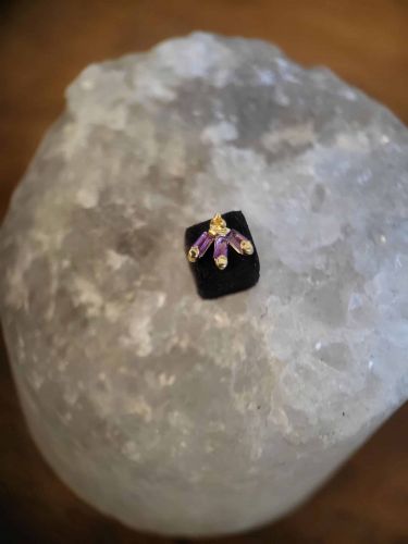 Ein wunderschöner 14 karätiger Goldaufsatz mit echten weißen Sapphiren und Amethysten.
