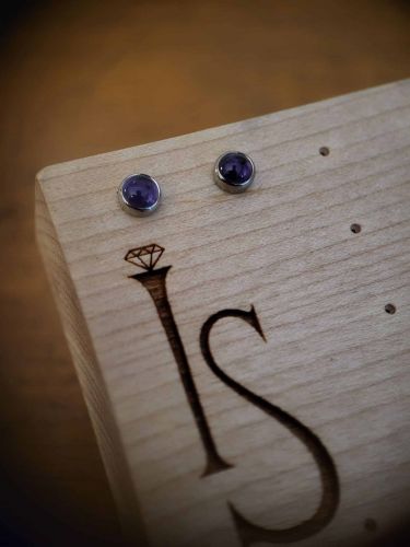 Hochwertig gefasster Amethyst, Ideal für Ohrpiercings.