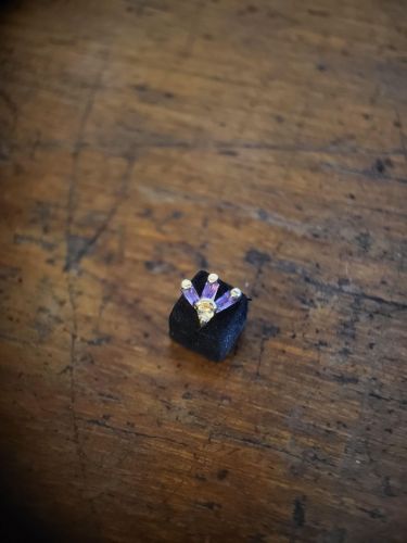 Ein wunderschöner 14 karätiger Goldaufsatz mit echten weißen Sapphiren und Amethysten.