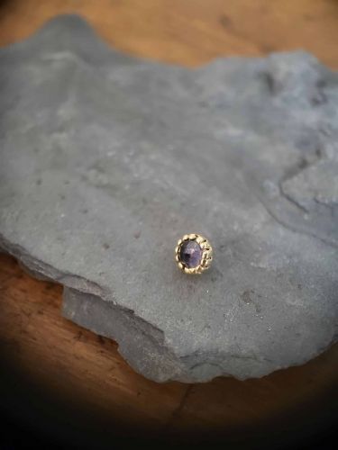 Sam 18 Karat Gelbgold Aufsatz, geeignet für Labrets mit 0,9mm Innengeweinde. Der Aufsatz ist mit einem Rose Cut Ioloth versehen. Alle Steine sind von Danila handverlesen bei einem renommierten Edelsteinhändler in Hatton Garden, London.