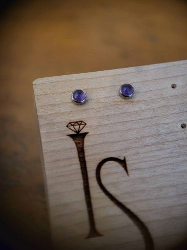 Hochwertig gefasster Amethyst, Ideal für Ohrpiercings.