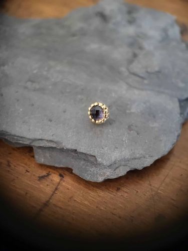 Sam 18 Karat Gelbgold Aufsatz, geeignet für Labrets mit 0,9mm Innengeweinde. Der Aufsatz ist mit einem Rose Cut Ioloth versehen. Alle Steine sind von Danila handverlesen bei einem renommierten Edelsteinhändler in Hatton Garden, London.