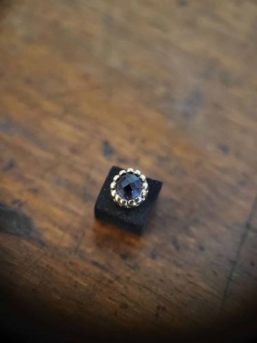 Sam 18 Karat Gelbgold Aufsatz, geeignet für Labrets mit 0,9mm Innengeweinde. Der Aufsatz ist mit einem Rose Cut Ioloth versehen. Alle Steine sind von Danila handverlesen bei einem renommierten Edelsteinhändler in Hatton Garden, London.